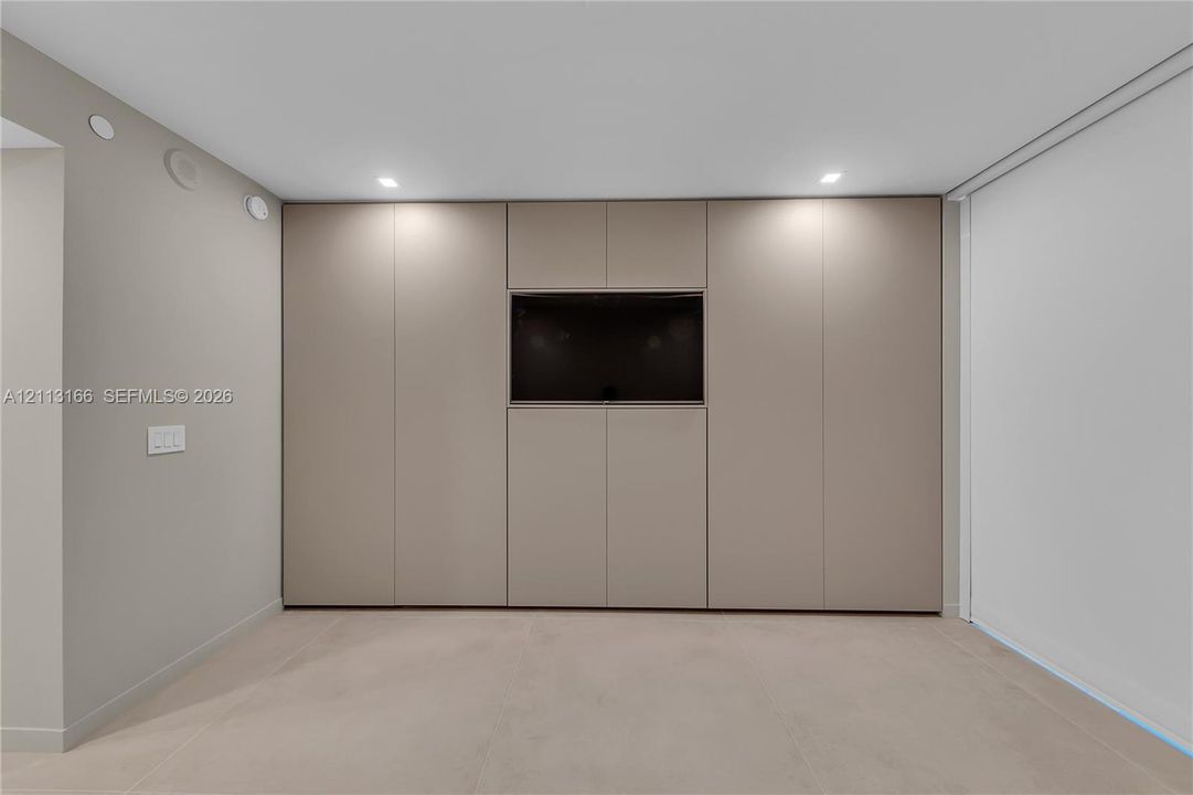 GUEST BEDROOM EUROPEAN CLOSET