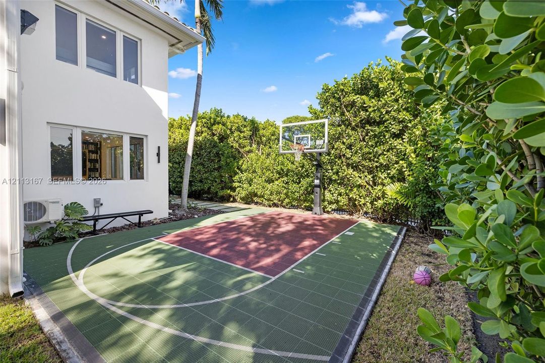 For Sale: $7,499,000 (6 beds, 4 baths, 4464 Square Feet)