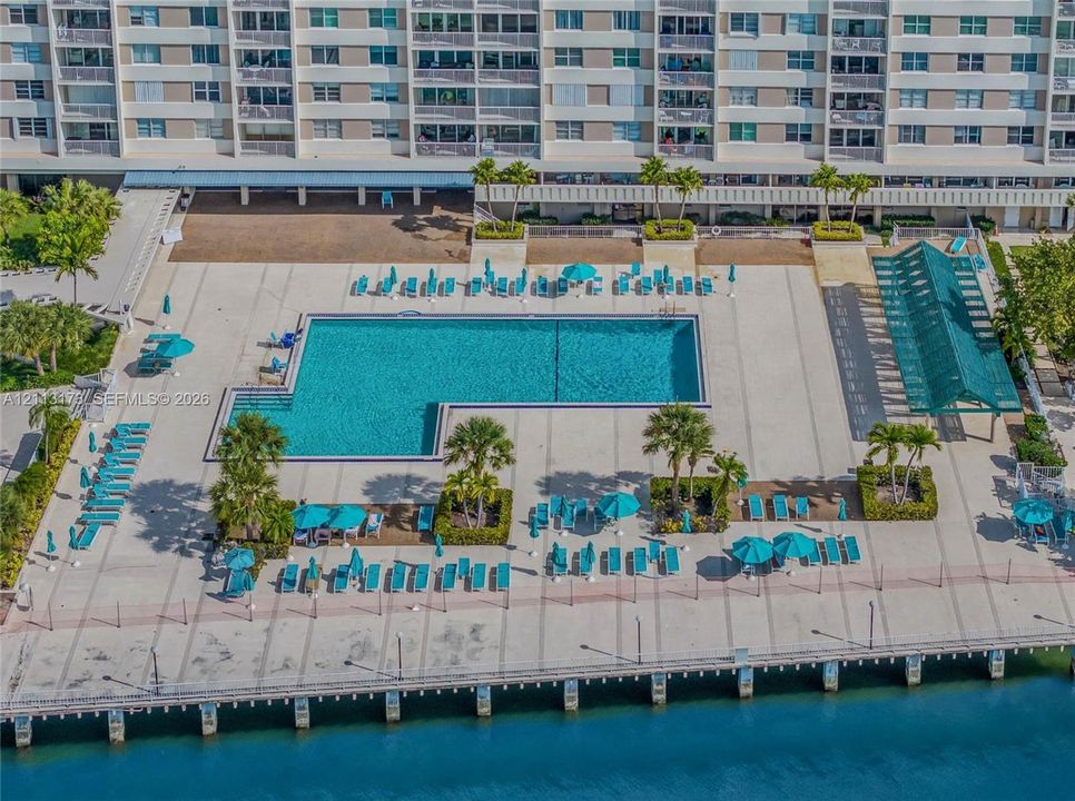 For Sale: $345,000 (1 beds, 1 baths, 762 Square Feet)