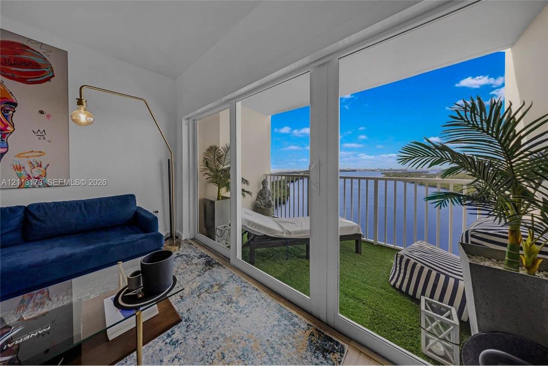 For Sale: $345,000 (1 beds, 1 baths, 762 Square Feet)