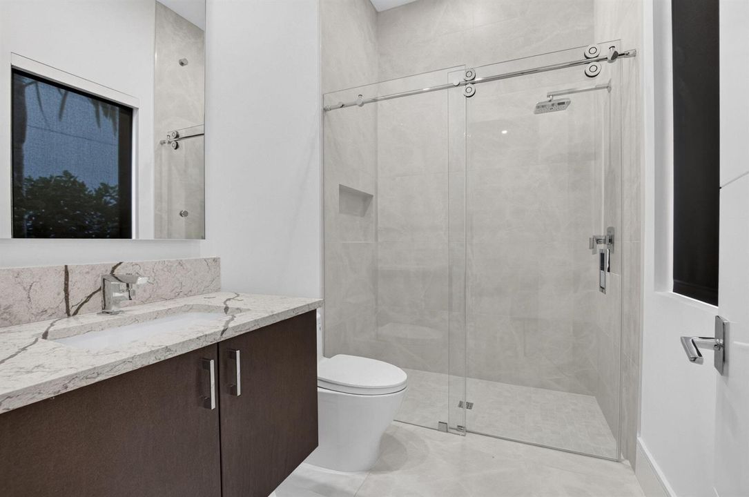 1ST FLOOR FULL BATH