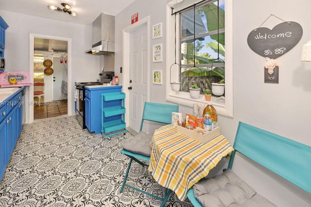 For Rent: $2,900 (2 beds, 1 baths, 1494 Square Feet)