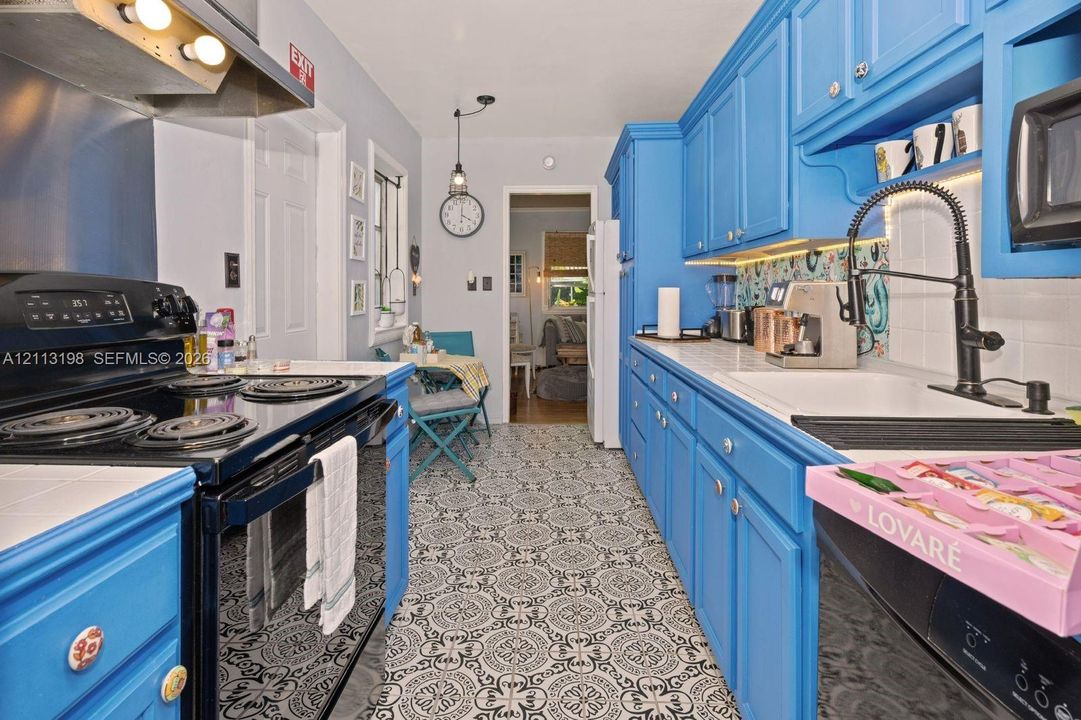 For Rent: $2,900 (2 beds, 1 baths, 1494 Square Feet)