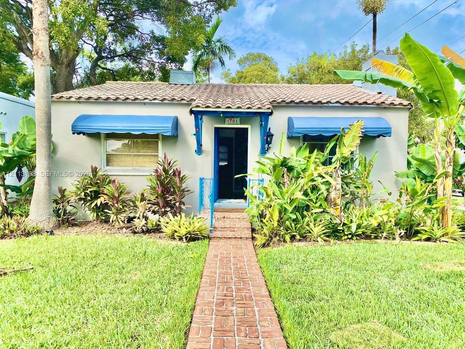 For Rent: $2,900 (2 beds, 1 baths, 1494 Square Feet)