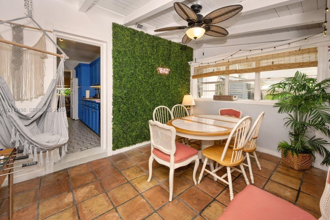 For Rent: $2,900 (2 beds, 1 baths, 1494 Square Feet)