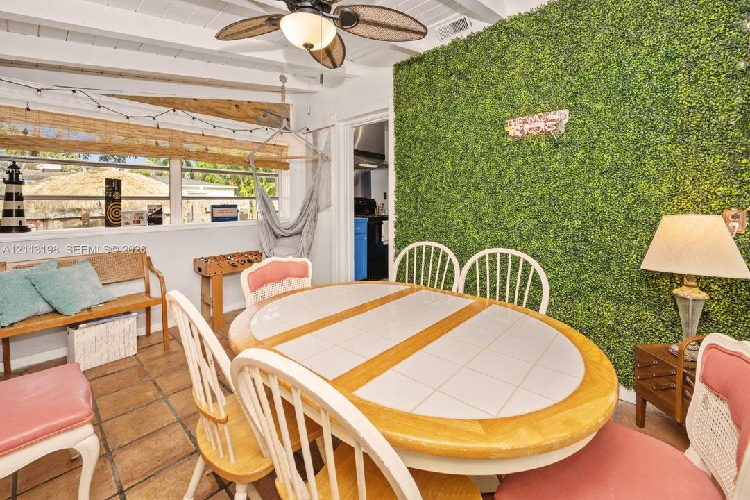 For Rent: $2,900 (2 beds, 1 baths, 1494 Square Feet)