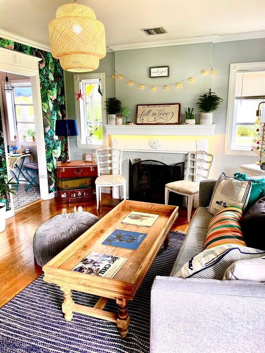 For Rent: $2,900 (2 beds, 1 baths, 1494 Square Feet)