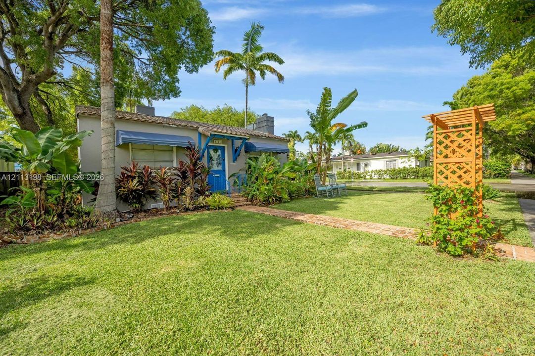 For Rent: $2,900 (2 beds, 1 baths, 1494 Square Feet)