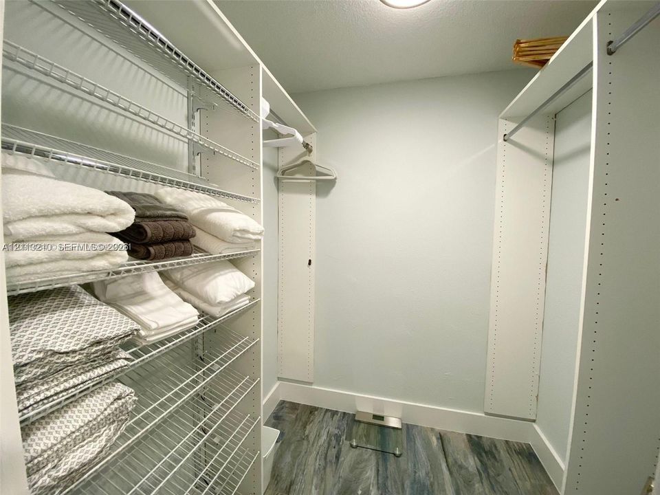 В аренду: $7,800 (3 спален, 2 ванн, 1708 Квадратных фут)
