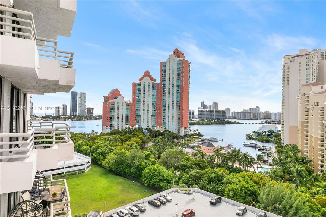 For Sale: $385,000 (2 beds, 2 baths, 1134 Square Feet)