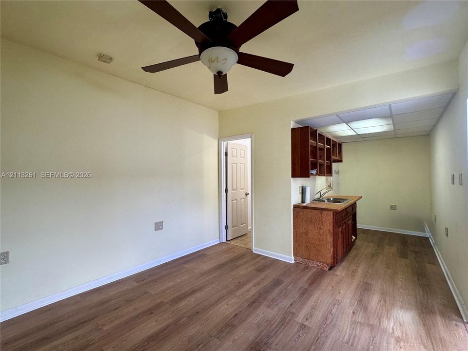For Sale: $385,000 (2 beds, 1 baths, 892 Square Feet)