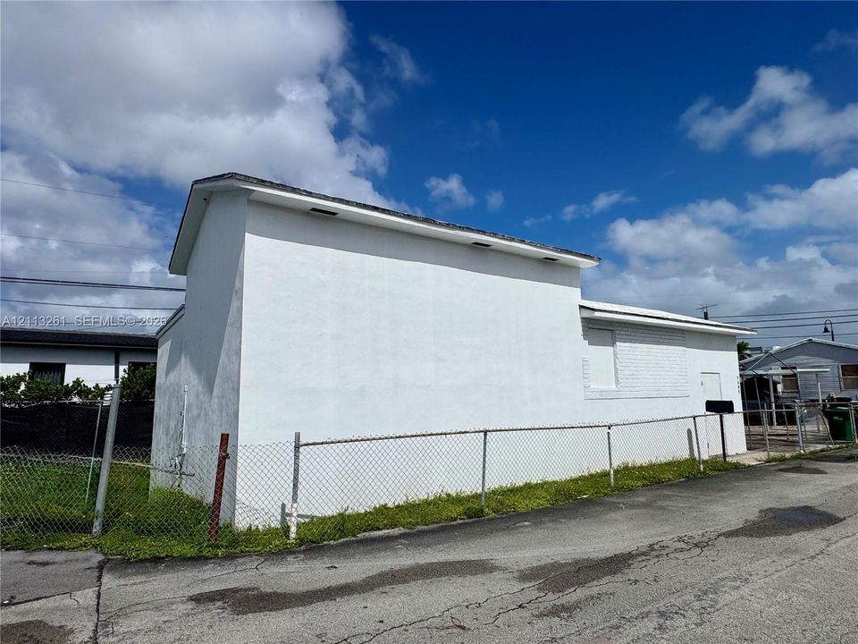 For Sale: $385,000 (2 beds, 1 baths, 892 Square Feet)