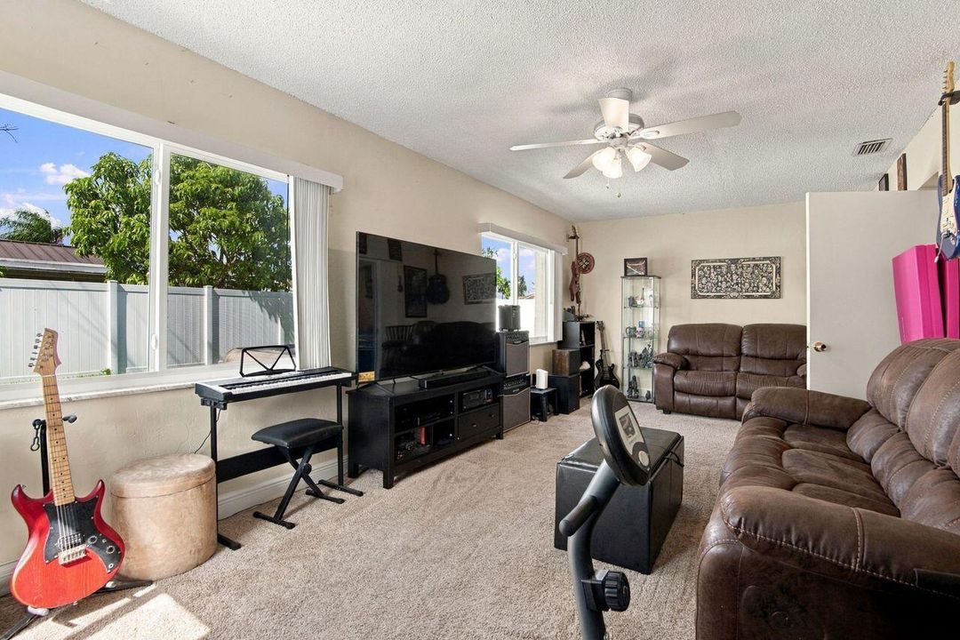 8121_NW_93rd_Ave_027