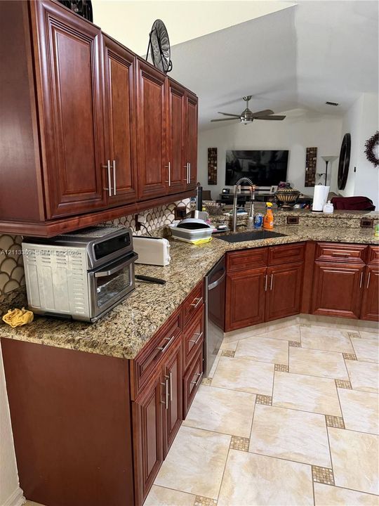 En Venta: $895,000 (4 camas, 3 baños, 2554 Pies cuadrados)
