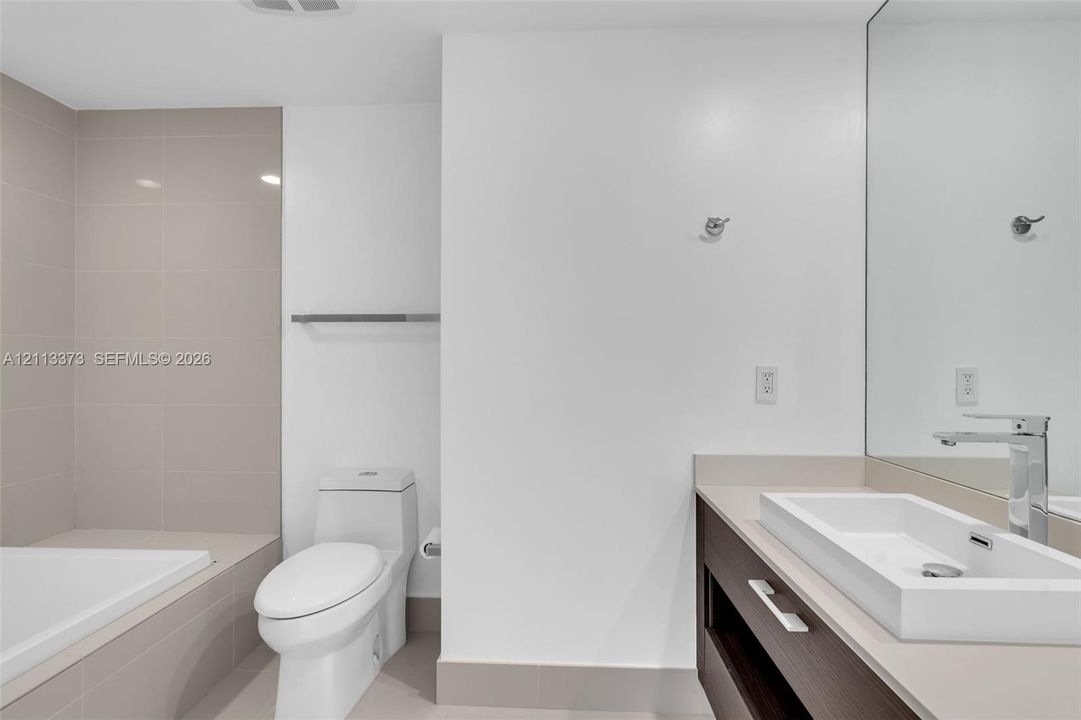 For Sale: $450,000 (1 beds, 1 baths, 684 Square Feet)