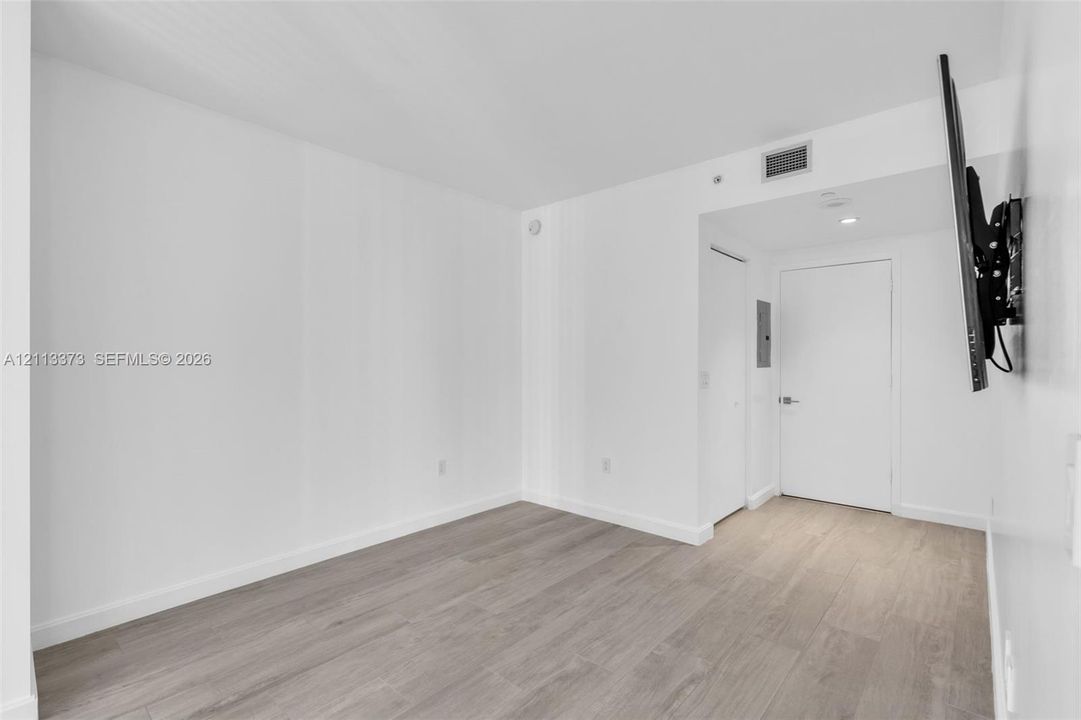 For Sale: $450,000 (1 beds, 1 baths, 684 Square Feet)