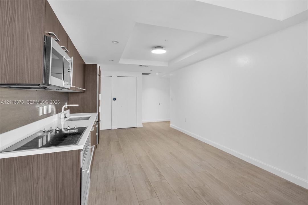 For Sale: $450,000 (1 beds, 1 baths, 684 Square Feet)