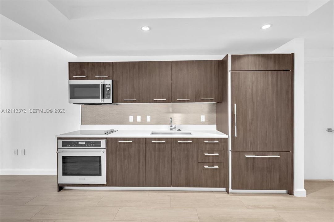 For Sale: $450,000 (1 beds, 1 baths, 684 Square Feet)