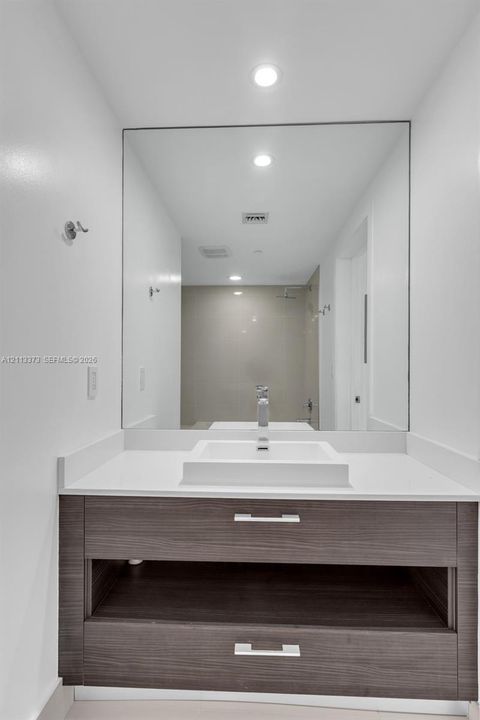 For Sale: $450,000 (1 beds, 1 baths, 684 Square Feet)