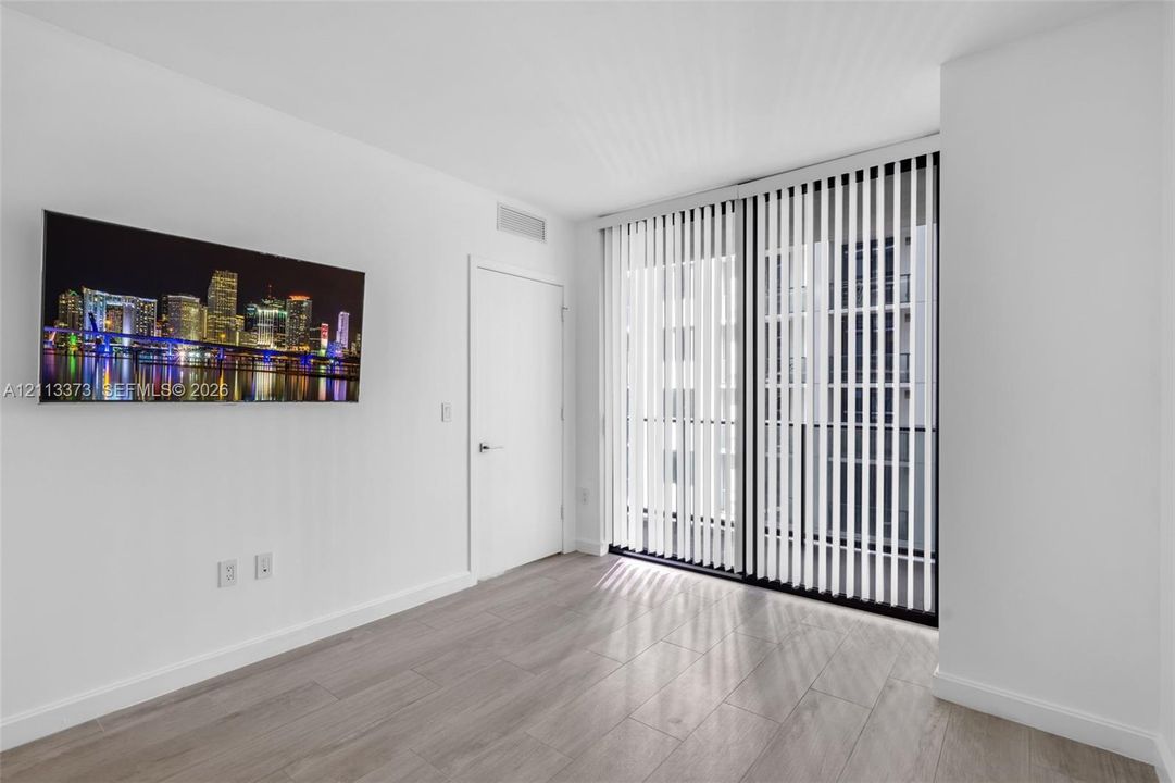 For Sale: $450,000 (1 beds, 1 baths, 684 Square Feet)