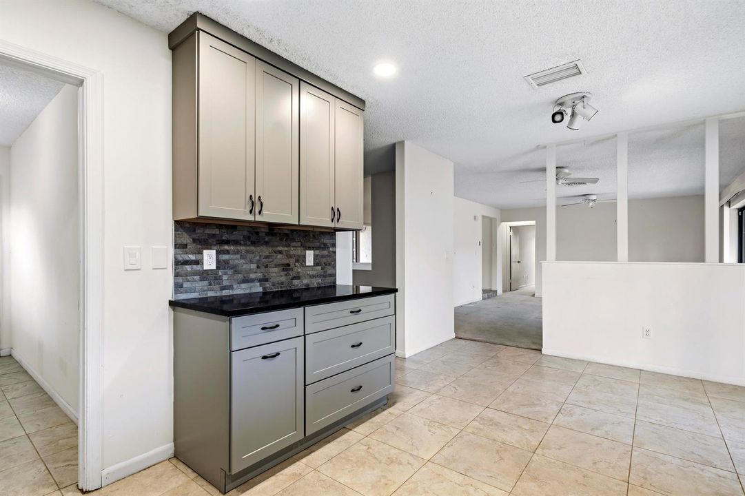 Grainte Kitchen w/ Eat-in Dining Area
