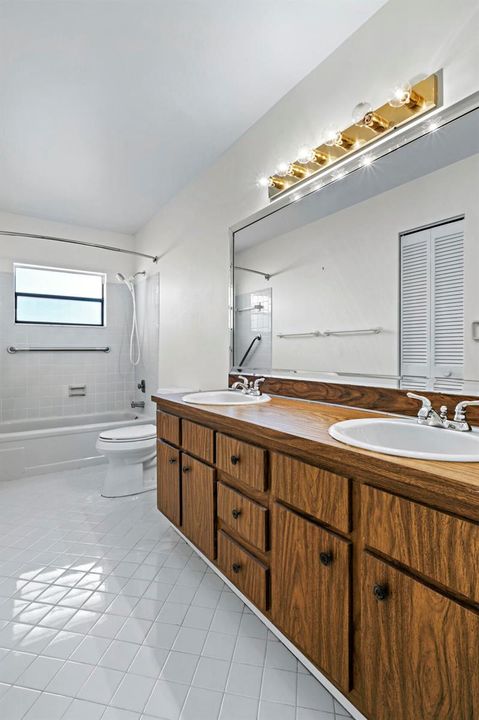 Guest Bathroom w/ Tub