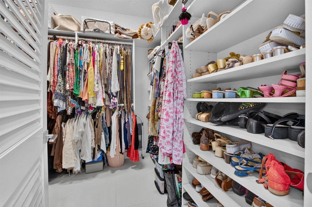 WALK IN CLOSET