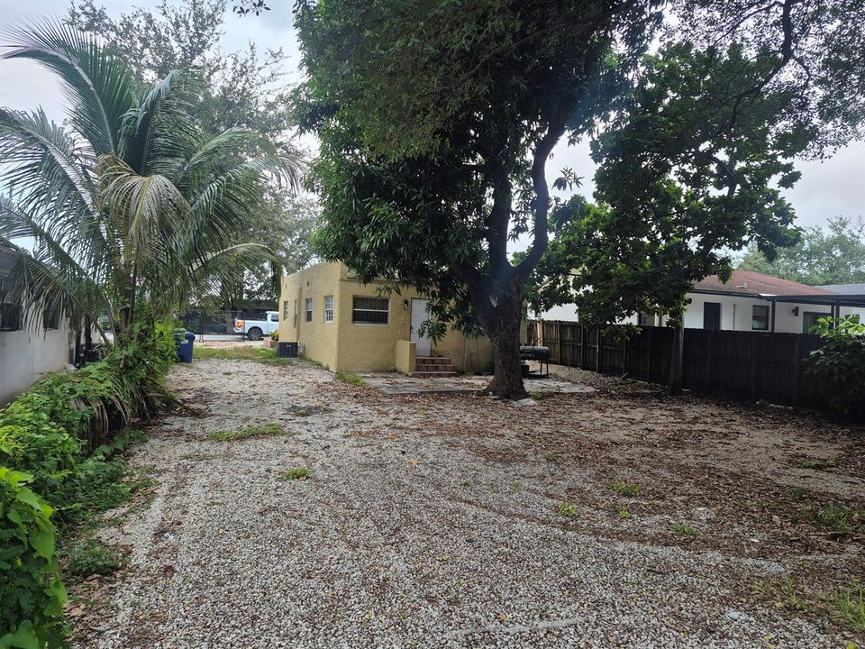 4415 nw 24 ave back yard