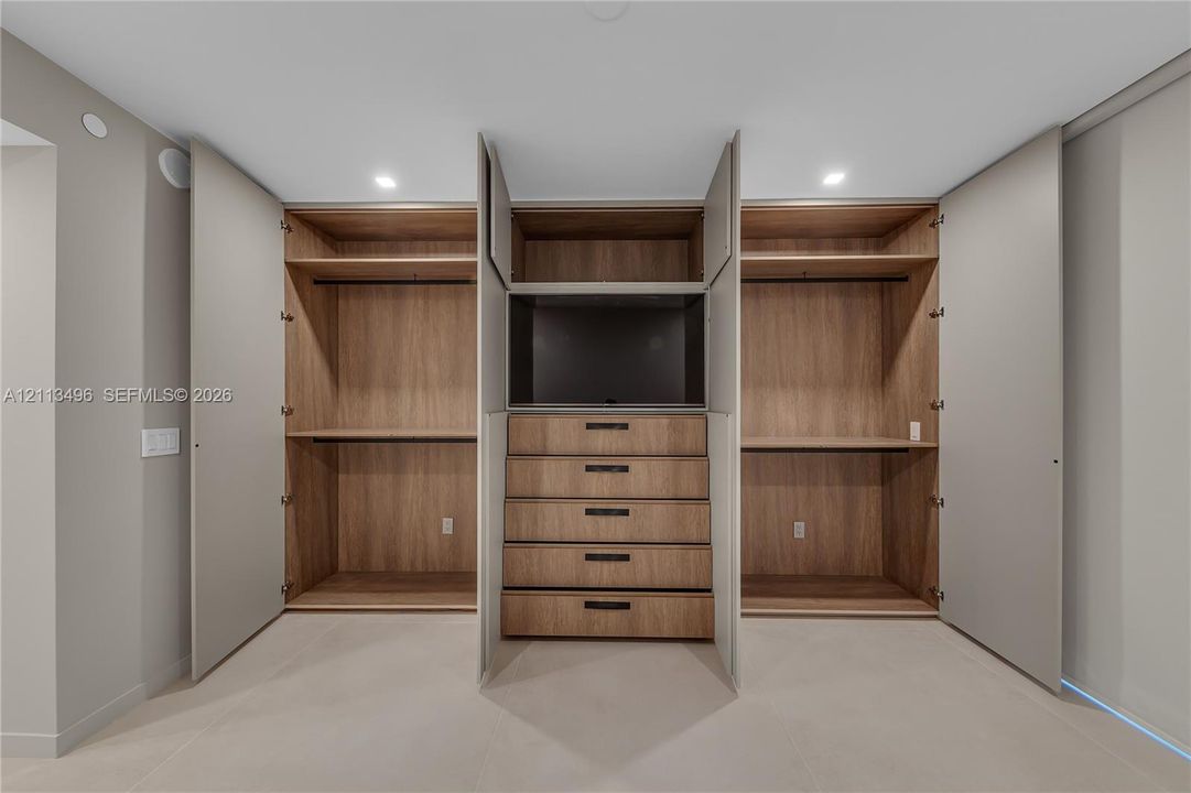 GUEST BEDROOM EUROPEAN CLOSET