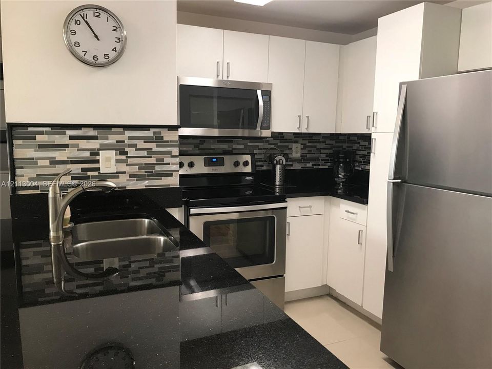 For Rent: $2,700 (1 beds, 1 baths, 650 Square Feet)