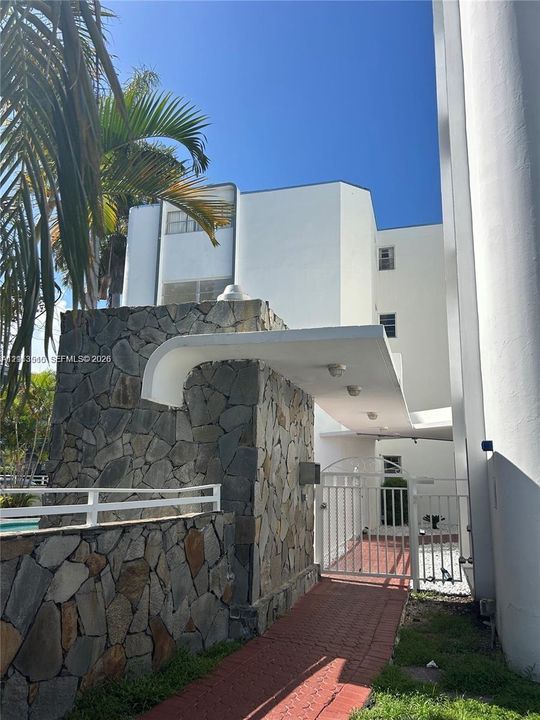 For Rent: $2,550 (2 beds, 1 baths, 840 Square Feet)