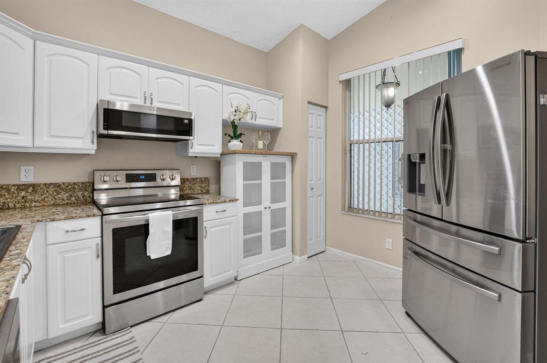 Bright & Inviting Kitchen