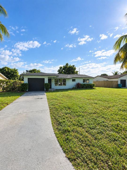 Sunny Suburban Ranch Home Yard
