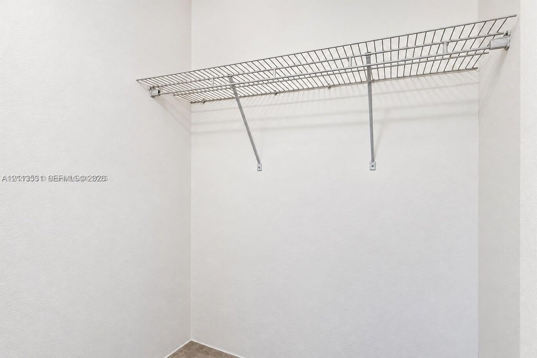 Built-in wire shelving system with wall-mounted supports