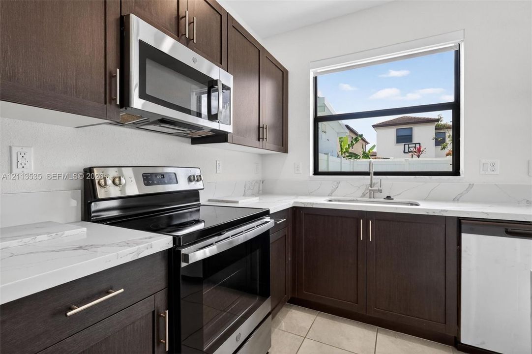 For Sale: $497,000 (3 beds, 3 baths, 1332 Square Feet)