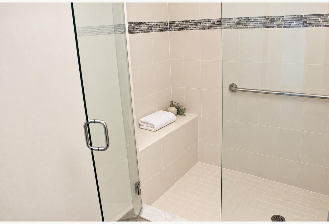 25_DE_Walk_in_shower_detail