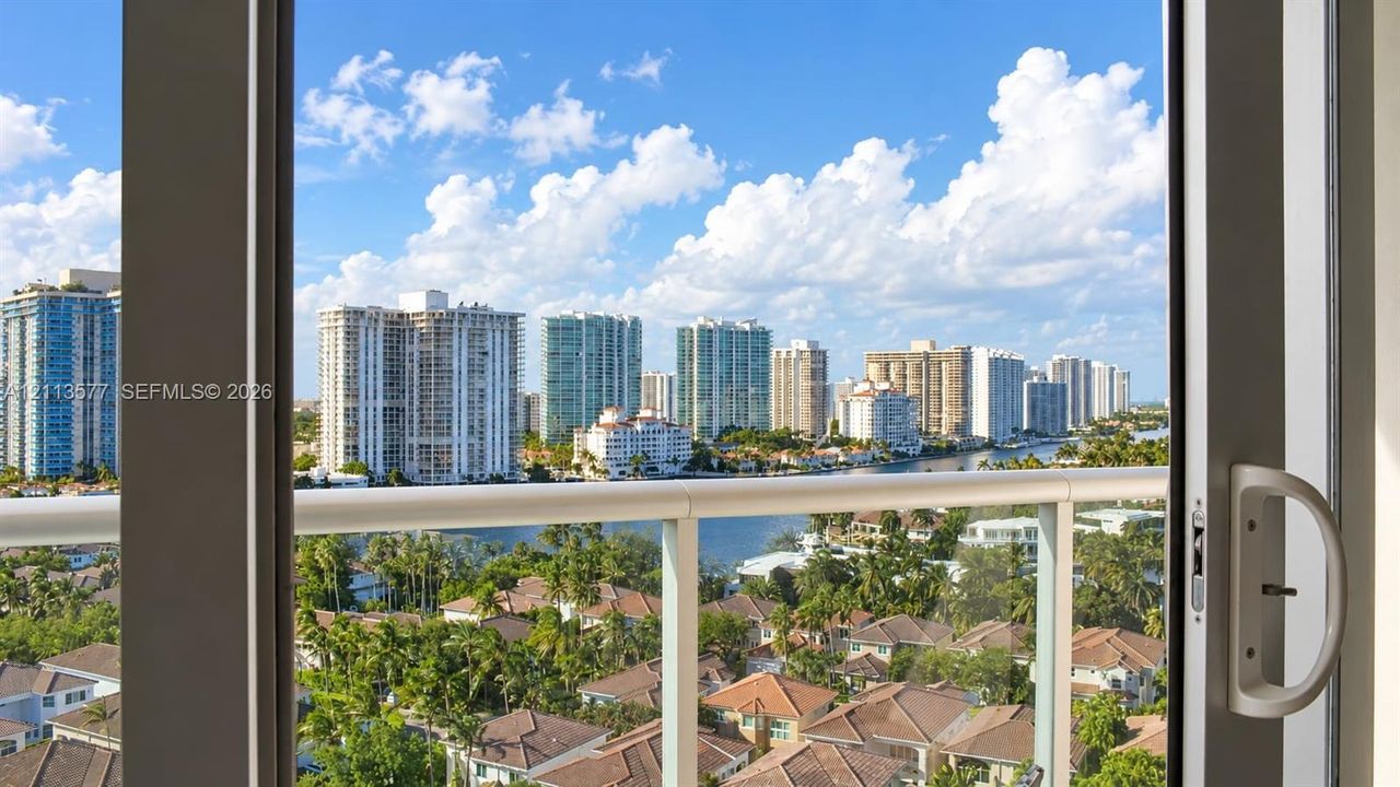 For Sale: $510,000 (1 beds, 1 baths, 1005 Square Feet)