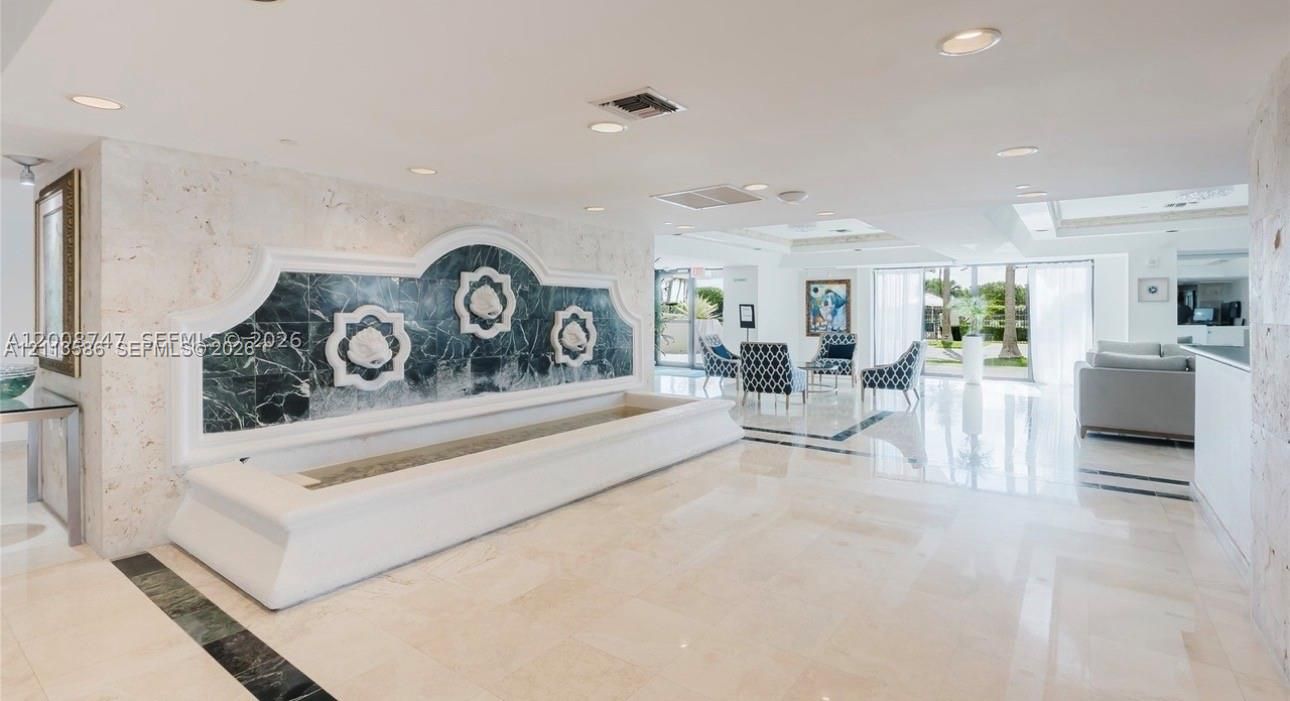 For Rent: $3,300 (1 beds, 1 baths, 739 Square Feet)