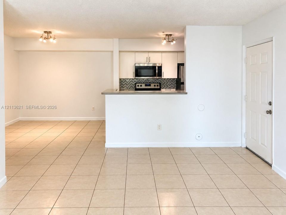 For Rent: $1,950 (1 beds, 1 baths, 742 Square Feet)