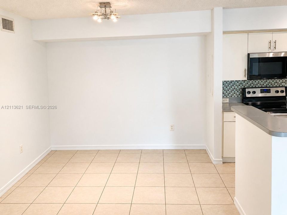 For Rent: $1,950 (1 beds, 1 baths, 742 Square Feet)