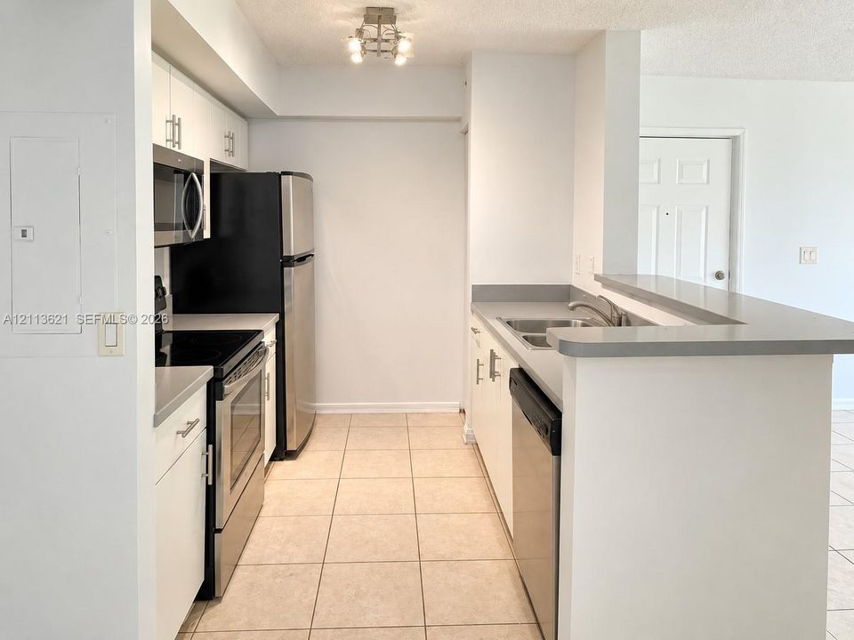 For Rent: $1,950 (1 beds, 1 baths, 742 Square Feet)