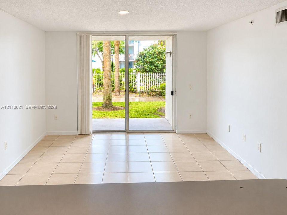 For Rent: $1,950 (1 beds, 1 baths, 742 Square Feet)