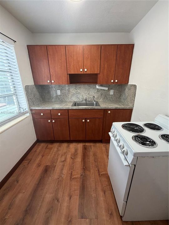 В аренду: $2,100 (2 спален, 1 ванн, 800 Квадратных фут)