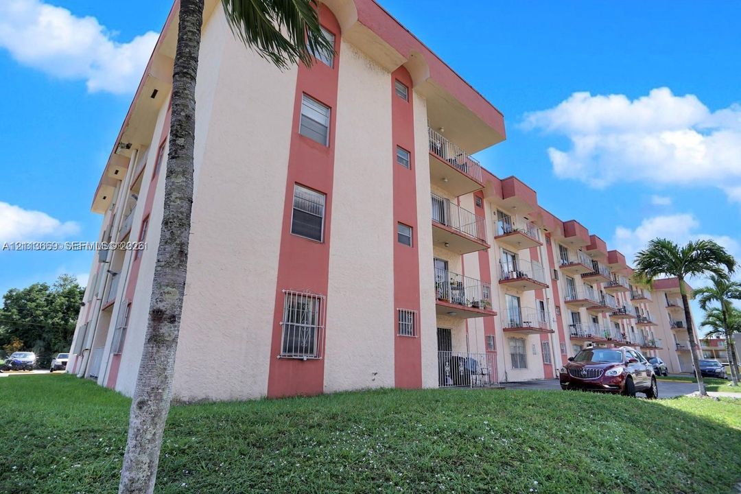 For Rent: $2,200 (2 beds, 1 baths, 840 Square Feet)