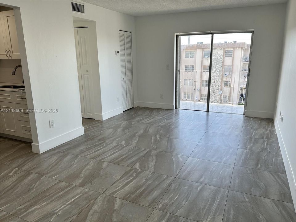 For Rent: $2,200 (2 beds, 1 baths, 840 Square Feet)