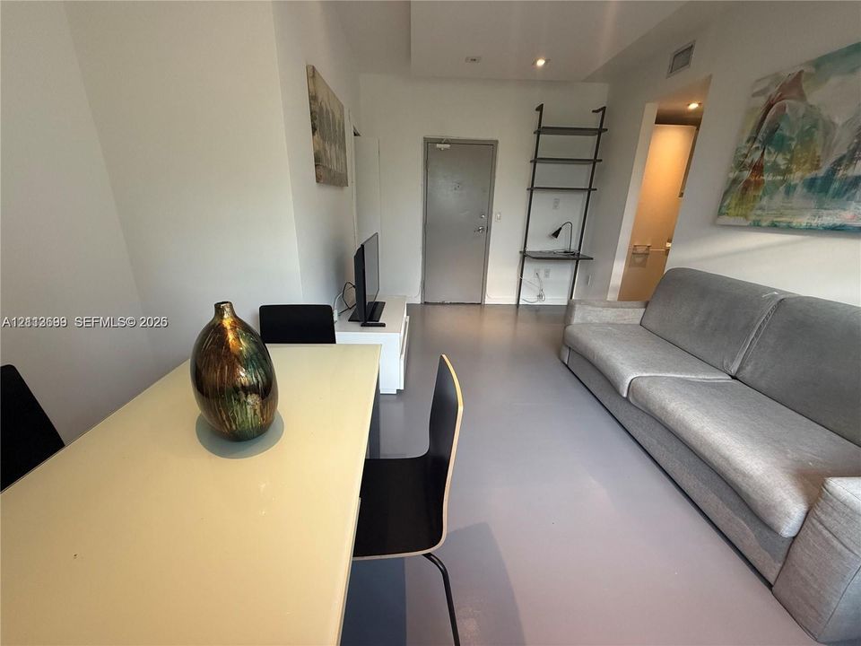 For Rent: $1,950 (1 beds, 1 baths, 457 Square Feet)