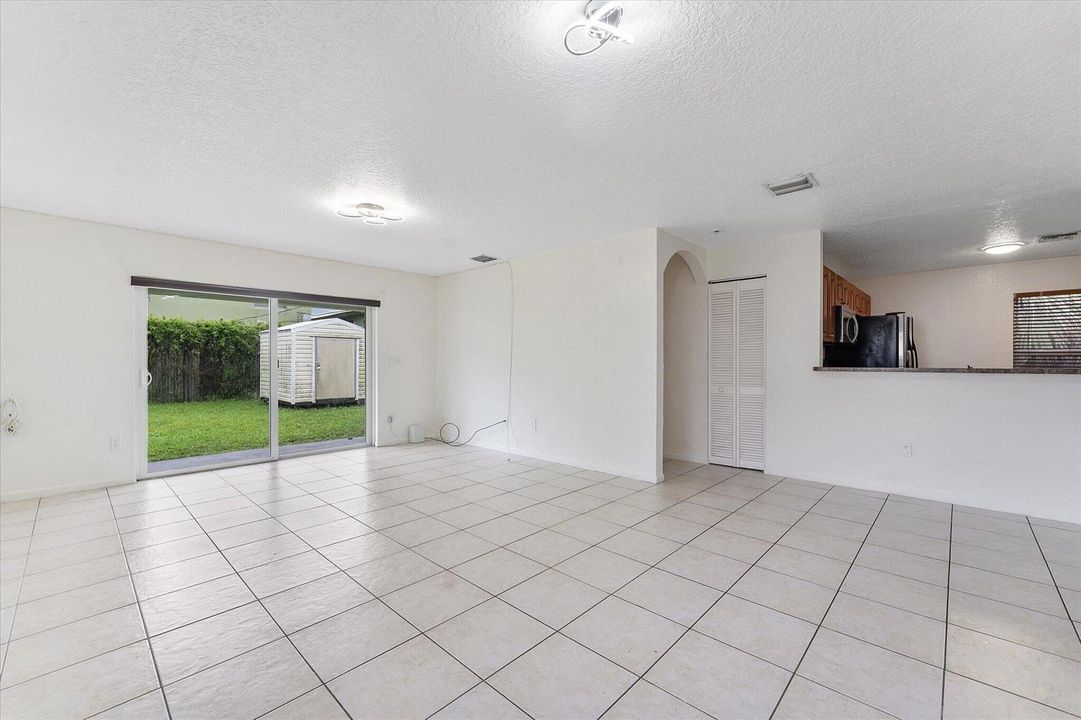 05-2212 NW 9th Ct_005