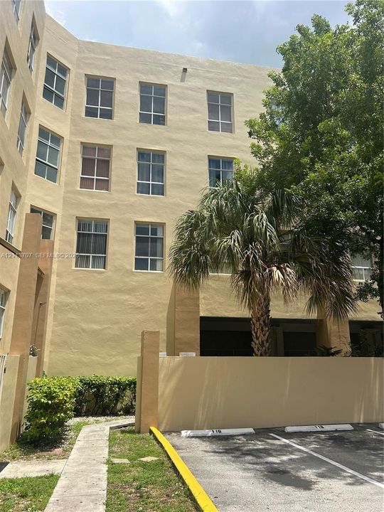 For Rent: $2,200 (2 beds, 2 baths, 840 Square Feet)