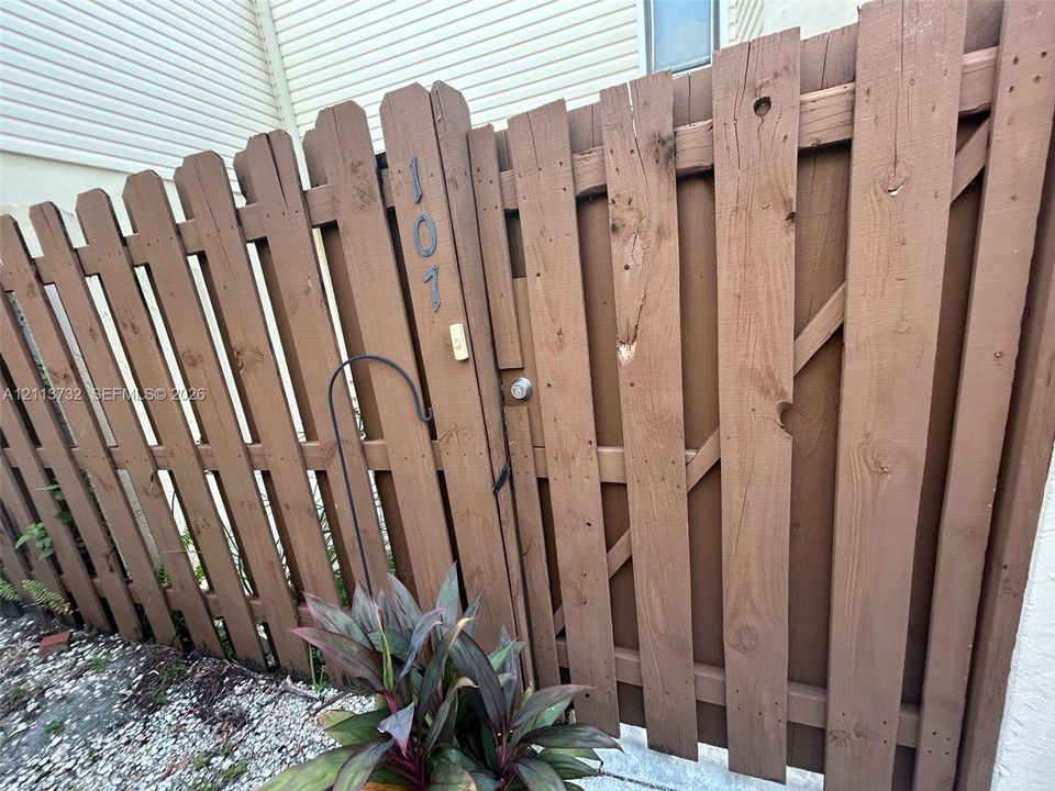 For Rent: $1,650 (1 beds, 1 baths, 627 Square Feet)