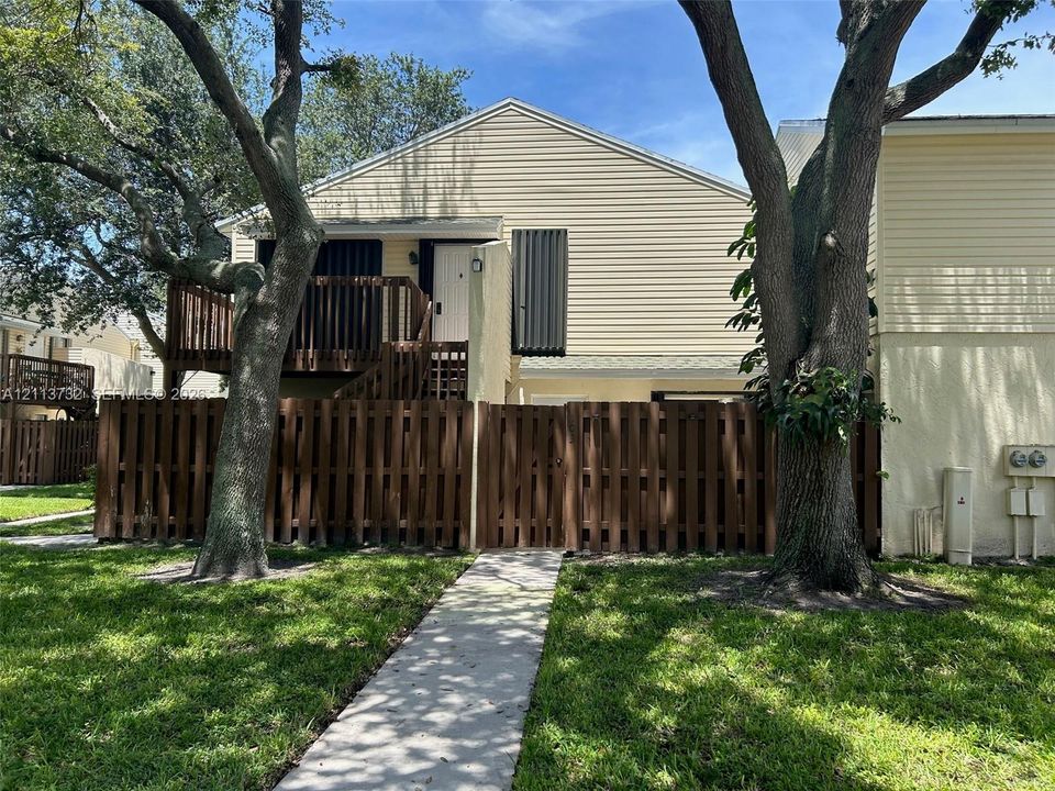 For Rent: $1,650 (1 beds, 1 baths, 627 Square Feet)